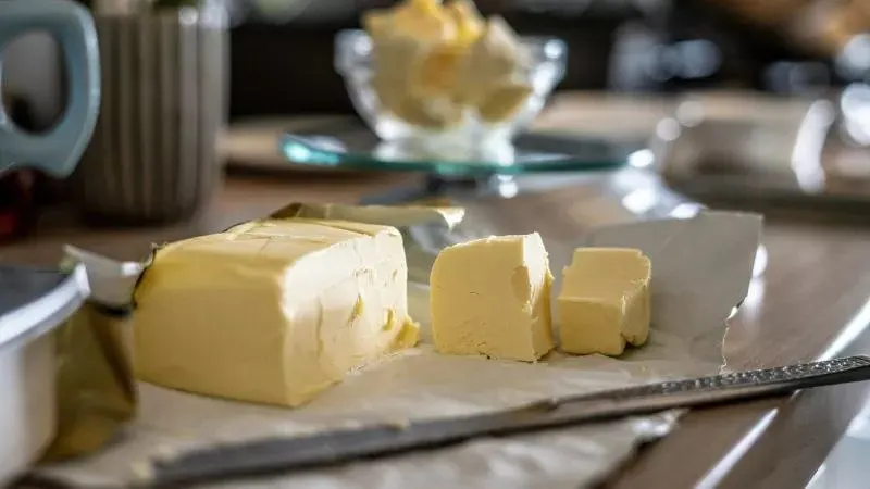 Проверка выявила, что продукт марки Крестьянское с жирностью 72,5% содержит до 93% растительных жиров, молочный жир занижен или отсутствовал. Материалы направления переданы в Россельхознадзор; проводятся проверки.