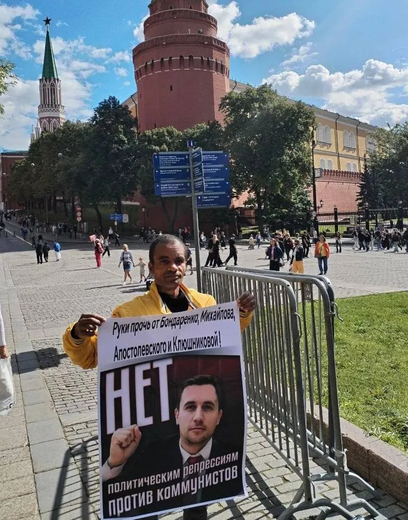Пикеты КПРФ прошли возле Кремля и администрации президента в Москве в поддержку кандидатов, которых сняли с регистрации на думские и региональные выборы; на момент публикации задержания участников не зафиксировано.