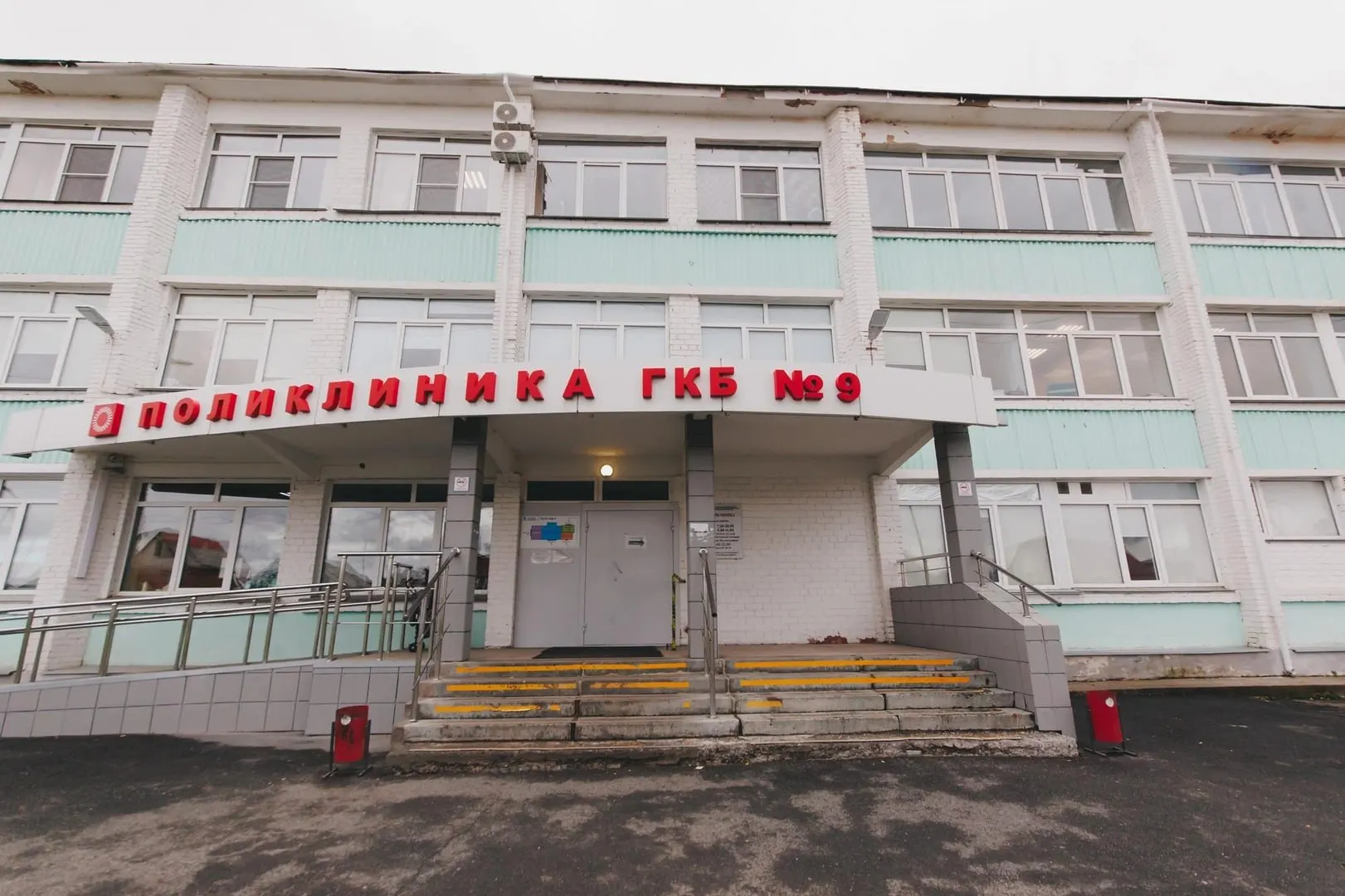 Жительнице Челябинска без её согласия прикрепили к поликлинике в другом районе, что лишило её возможности вызвать врача на дом и записаться на удобное обслуживание.