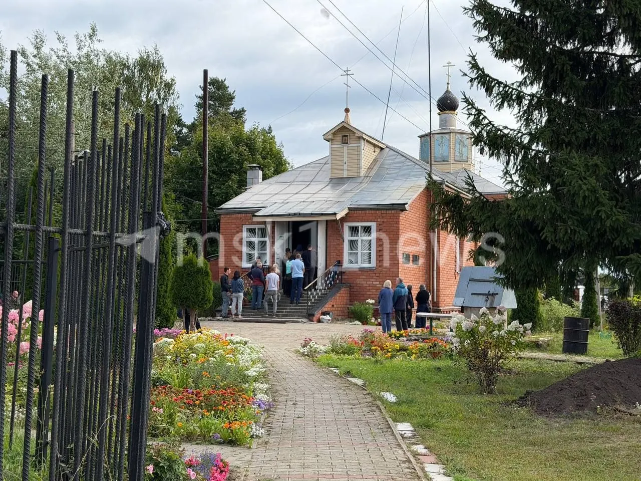 У входа в храм и возле него собрались родственники, друзья и одноклассники погибшего. Школьники с трудом сдерживают слезы, близкие возлагают венки и цветы.