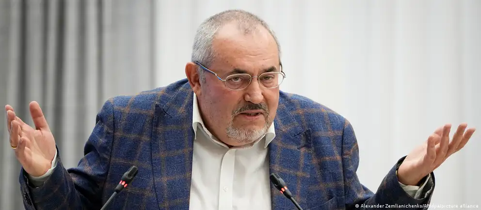 Российский оппозиционер сообщил, что 21 июля ему вручали повестку в Следственный комитет, но запрет на выезд исчез, после чего он отправился в Астану и далее в Париж, объясняя выбор эмиграции.