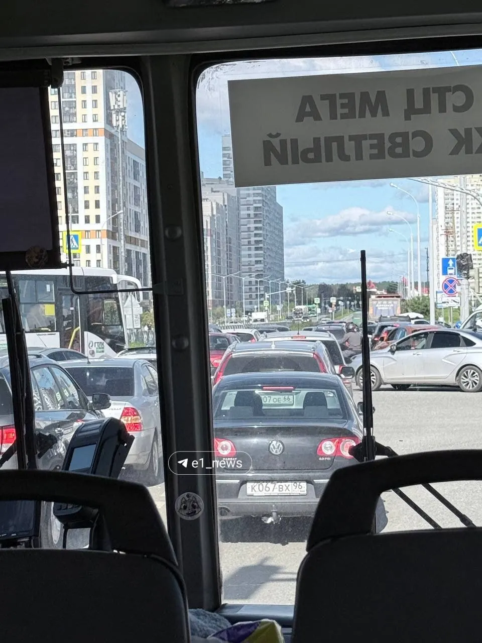 Жители Академа жалуются на длительные очереди на заправках, что мешает движению по городу.