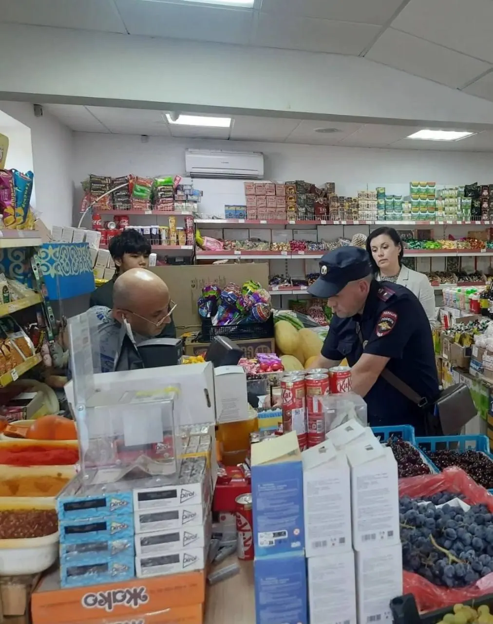 Мэр города зашла в магазин на Миронова за фасолью и сухофруктами, но обнаружила в товаре жучков; продавец ответил грубостью, и товар направили на проверку.