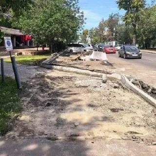 По контракту подрядчик восстанавливает тротуар на участке от ул. Карла Маркса до парковочного кармана у здания на Гагарина, 11, рядом с гастропабом. Финансирование — из городского бюджета. Работы начались 10 августа и планируется завершение к 1 сентября.
