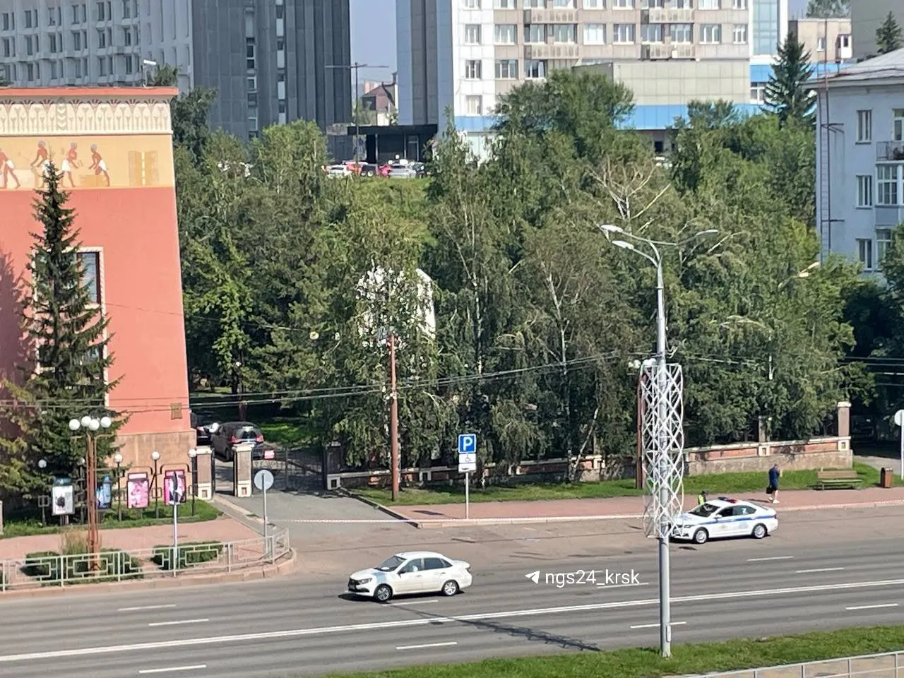 На улице Дубровинского патрульные ограничили стоянку — парковочные места загорожены лентами, по версии мэрии, из‑за уборки. Публикуем фото с места.