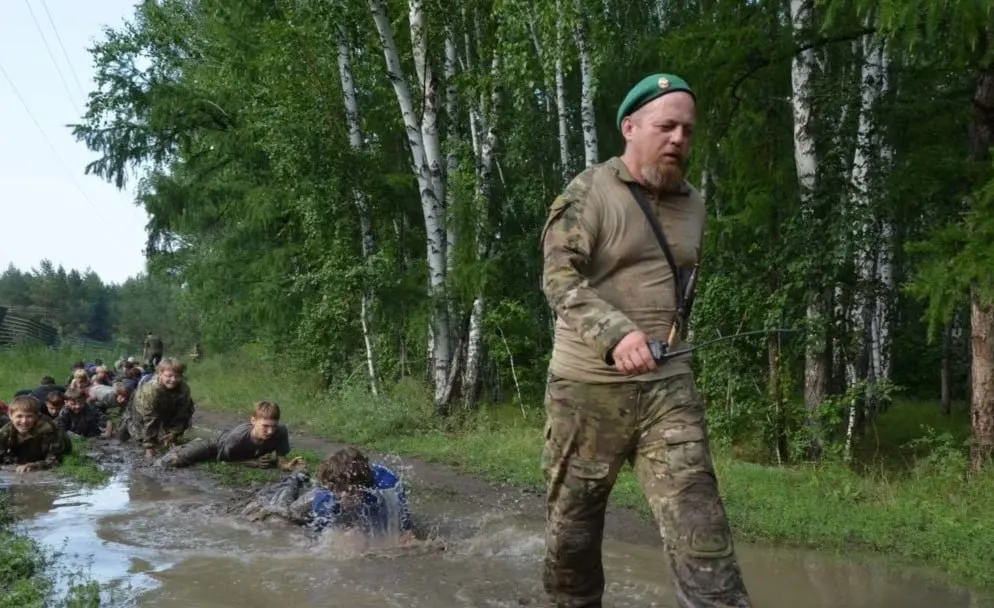 Следственные органы возбудили уголовное дело по фактам насилия над воспитанниками в лагере под Омском, которым руководят супруги Елена и Илья Чешегоровы; лагерь получил почти 5 млн рублей от Фонда президентских грантов в 2026 году.