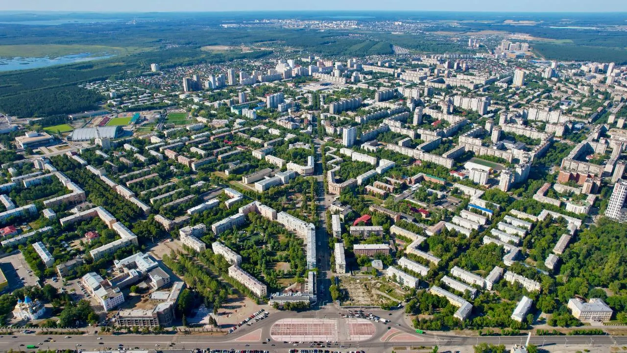 В Екатеринбурге протестуют против перепрофилирования участка с бывшей детской больницей и зелёной зоны в зону многоэтажной застройки. Активисты собирают подписи за сохранение исторических корпусов и общественных пространств.
