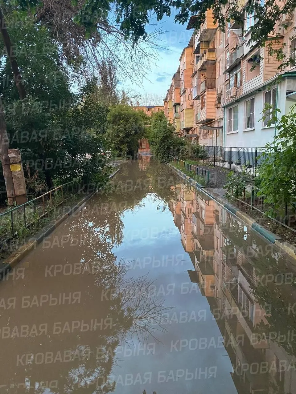 Жильцы дома на улице Космонавтов 4к1 сообщают о затоплениях дворовой территории после дождей; зимой двор превращается в наледь, а системного решения пока нет.