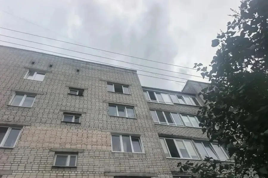 По данным полиции, мальчик выпал из окна и был найден прохожими; ребёнок госпитализирован в детскую областную больницу, семье оказывается психологическая помощь; проводится проверка обстоятельств происшествия.