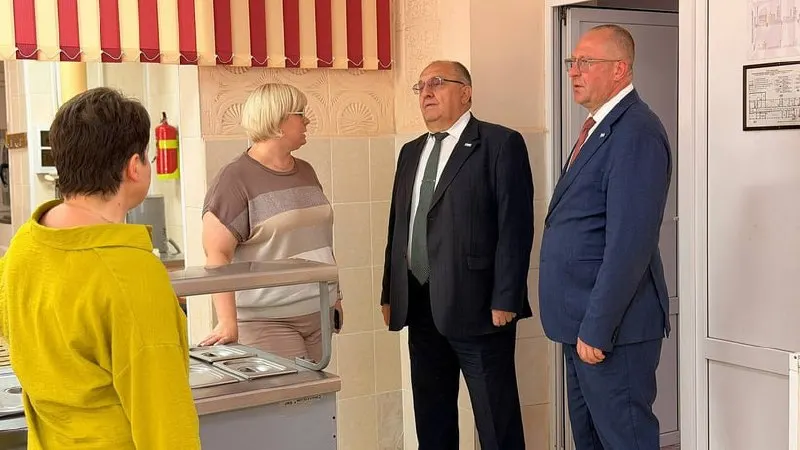 В Саратове запустят контроль за питанием школьников: столовые перейдут на самостоятельное приготовление пищи, чтобы средства шли на питание детей.