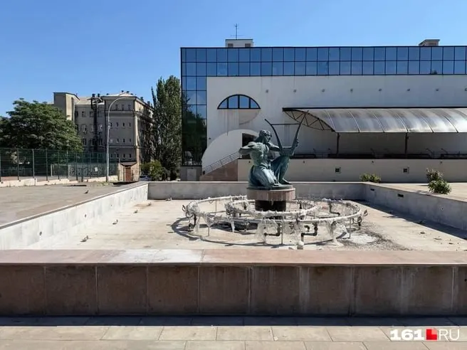 2 августа в Ростове, в День Воздушно‑десантных войск, городские фонтаны оказались пустыми: официальных комментариев не было, но воду спустили.