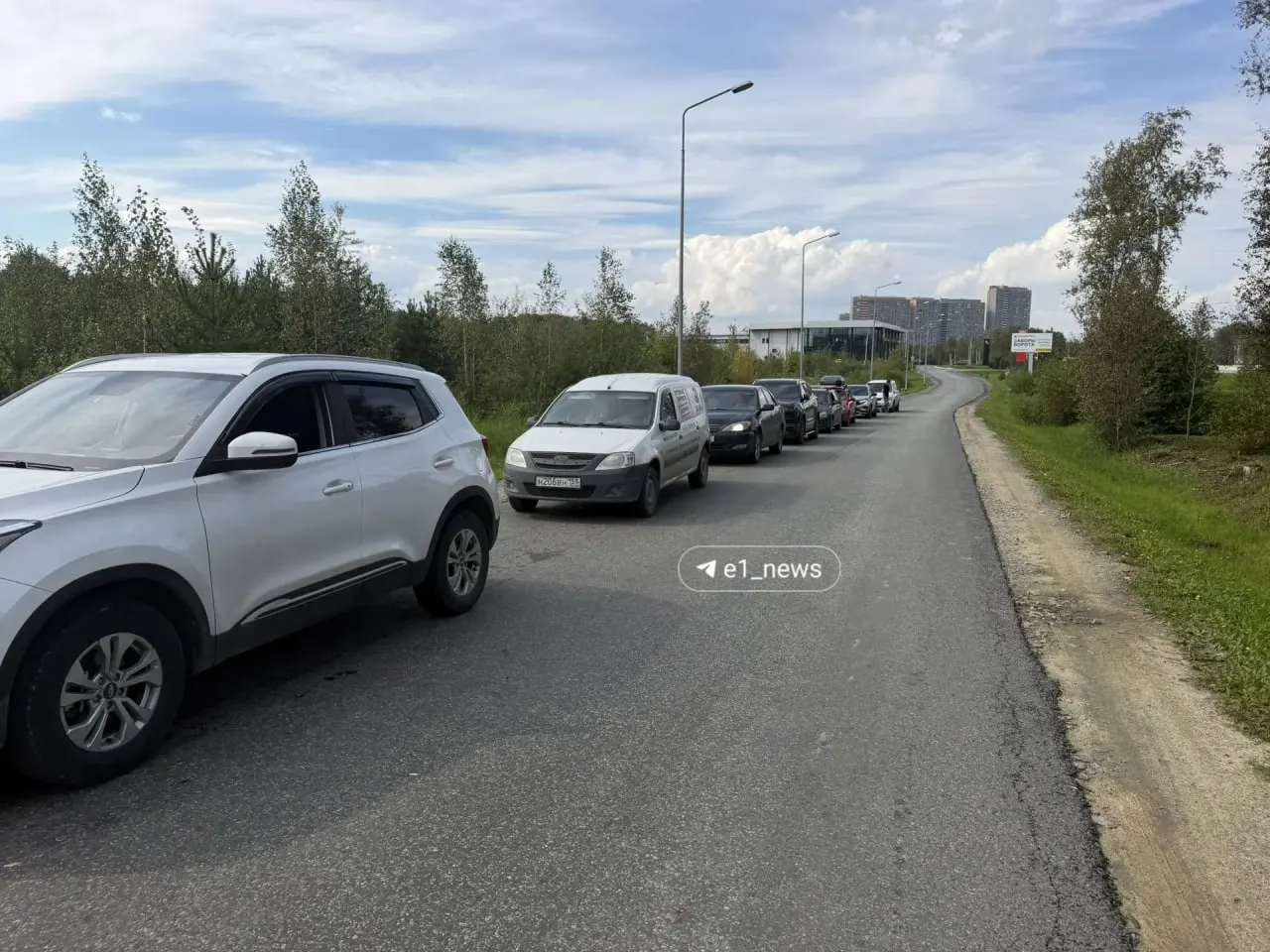 На заправках у Кольцово сохраняется дефицит топлива: бензовоз обещают прибыть к вечеру, автомобили стоят в очередях.