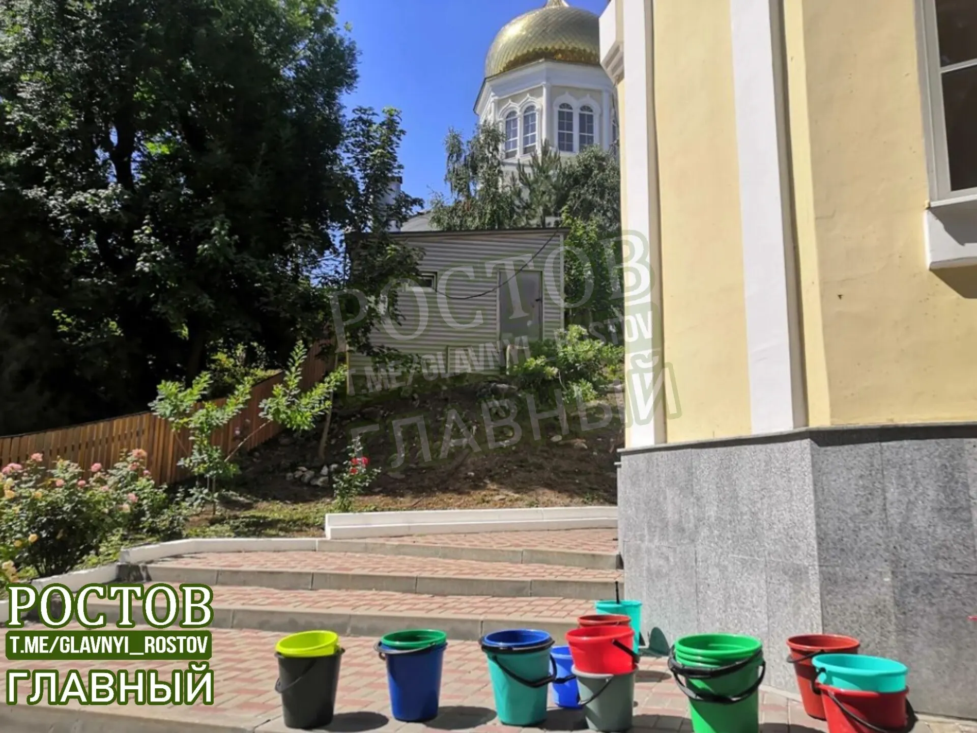 В слободе Петровка Ростовской области уже неделю наблюдаются перебои с водоснабжением: воду привозят редко, а напор остаётся слабым; пенсионеры и дети страдают.