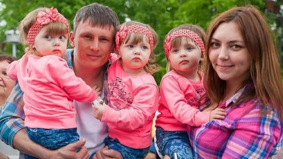 Жители Челябинска борются за право получать лечение спинальной мышечной атрофии для двух из тройняшек, сталкиваясь с изменением препаратов и бюрократическими препятствиями.