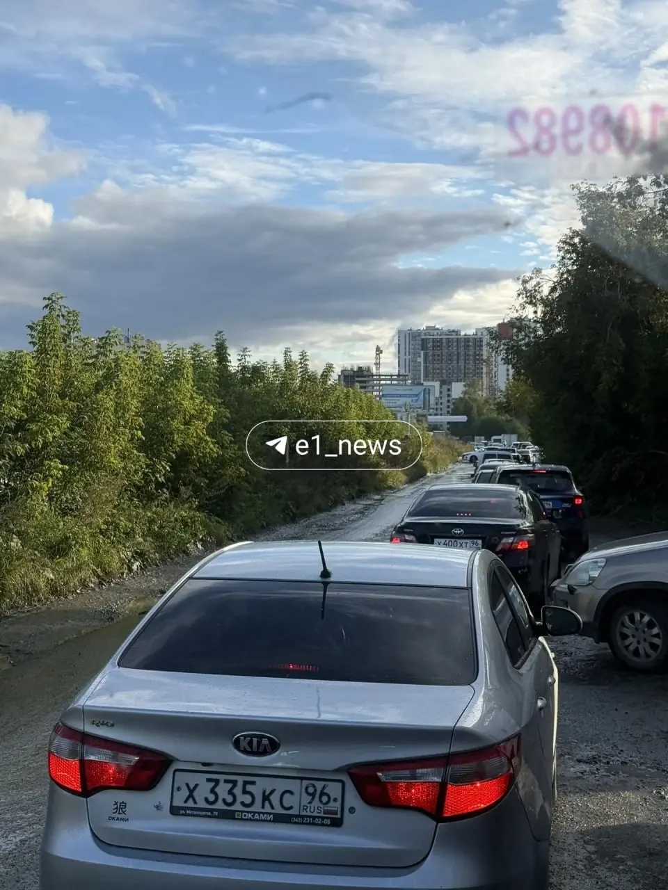 Частично перекрыта улица Автомагистральная на участке между переулком Проходным и Бебеля, из‑за чего водители сталкиваются с задержками.