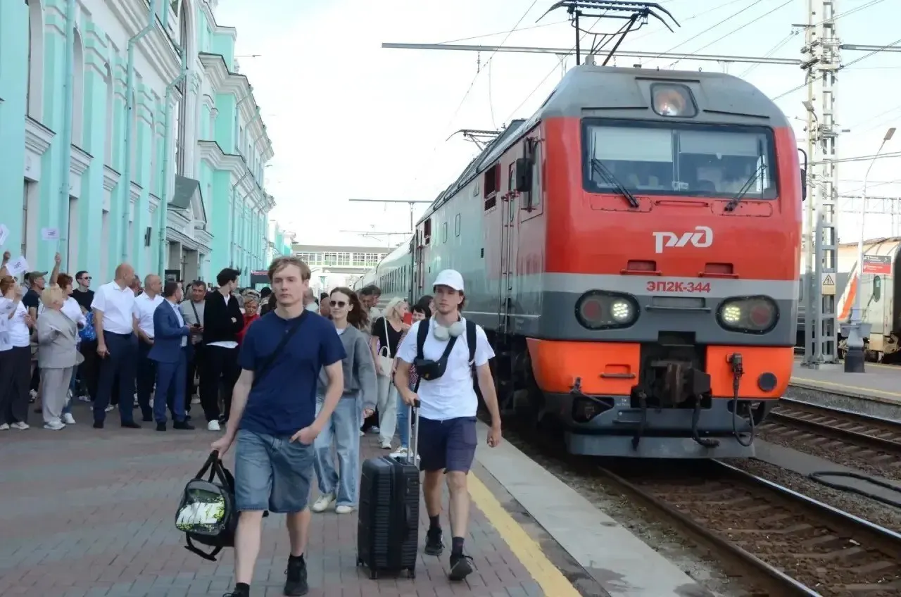 Пассажирский поезд Владивосток — Москва, оформленный к выборам депутатов Государственной Думы, сделал остановку в Омске. Поезд участвует в информационной кампании ЦИК России и РЖД; маршрут охватывает 84 города, а конечной точкой станет Москва. До Омска состав уже побывал в Хабаровске, Биробижане, Чите, Улан-Удэ, Иркутске, Красноярске и Новосибирске.