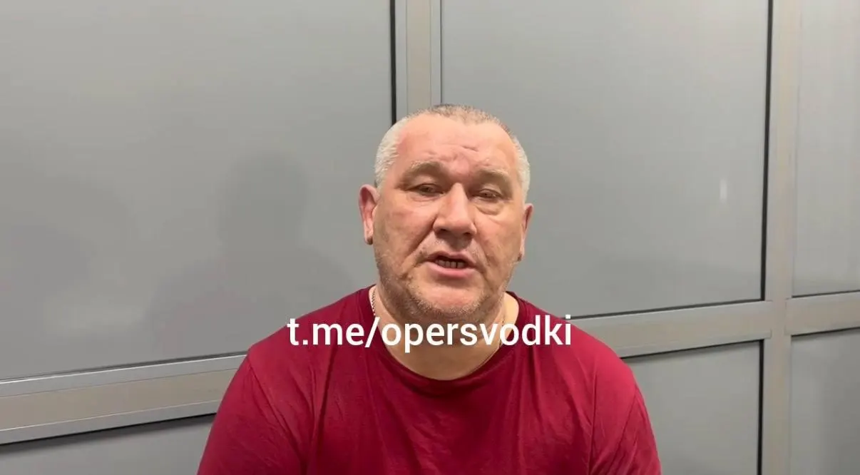 Таксиста обвиняют в хулиганстве по политическим мотивам после того, как он громко выкрикнул лозунг у памятника и показал жест; дело передано в суд, задержан сотрудниками ФСБ.