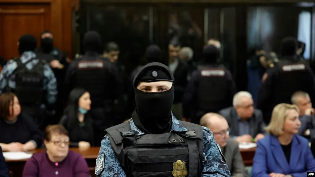 Первый апелляционный суд Москвы оставил без изменений наказание 43-летнему Спиридонову по делу о госизмене и штрафу в 400 тысяч рублей. Дело рассматривалось в закрытом режиме; детали не разглашаются.