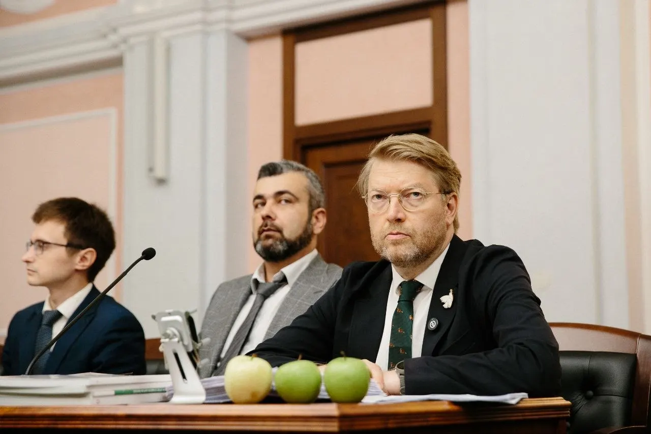 Юристы спорят о том, являются ли спорные публикации предвыборной агитацией, и обсуждают вопросы авторских прав на видеоматериалы, связанные с деятельностью партии.
