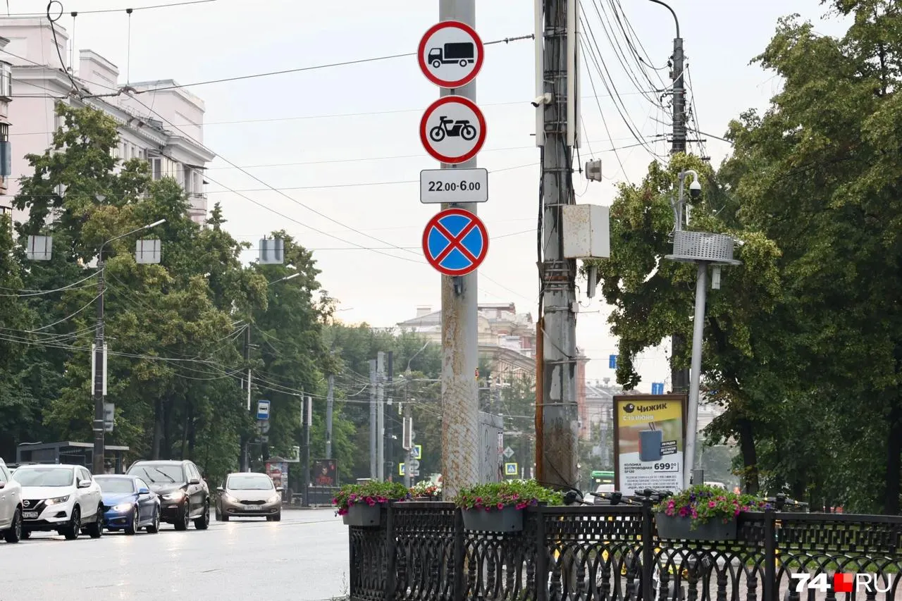 Городские власти обсуждают две меры: круглосуточный режим светофоров с ночной рассинхронизацией и установку запрещающих знаков на шести улицах; жители отмечают, что эффективнее могут быть сезонные изменения.