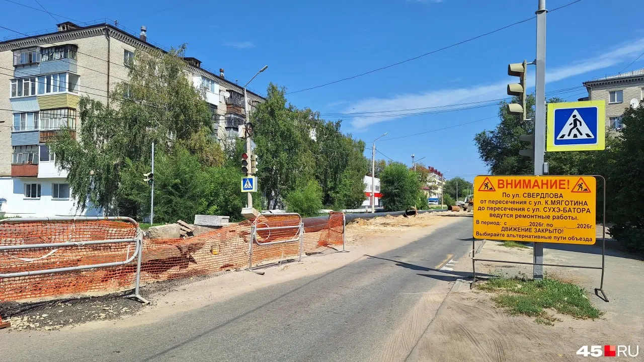 Участок от Невежина до Сухэ-Батора временно закрыт, движение частично ограничено, рабочие ведут замену труб.