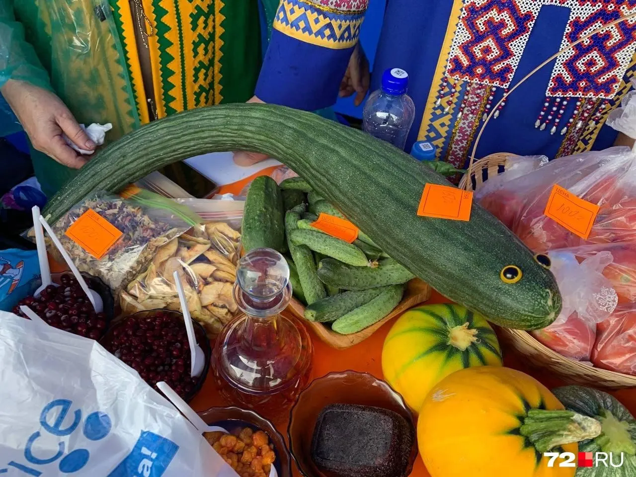 Горожане участвовали в ярмарке: обсуждали цену, покупали продукты и получали подарки к покупкам; подробнее и фото внутри.