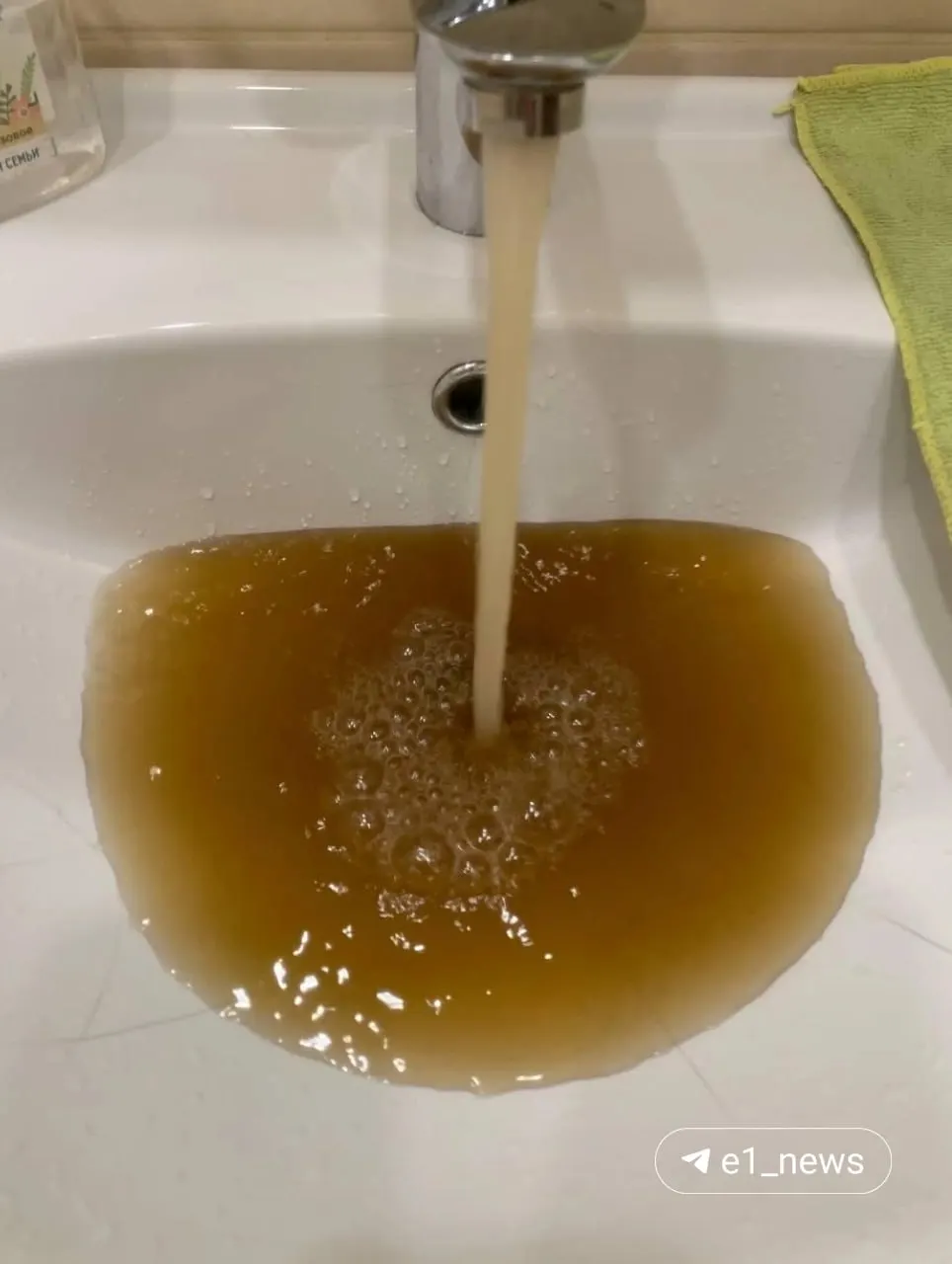 Жители отмечают мутность и необычный оттенок горячей воды. Водоканал сообщает о стадиях очистки и рекомендует обратиться в управляющую и теплоснабжающую организации.