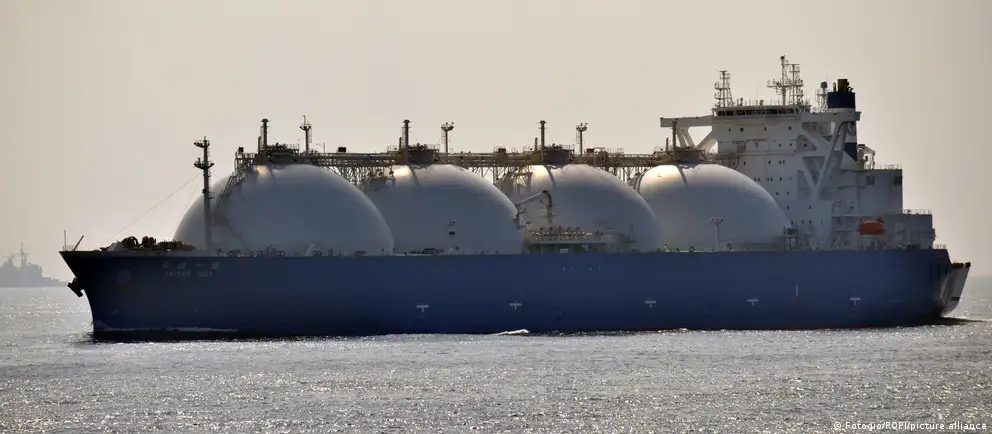 Страна расширяет использование подержанных газовозов для перевозки СПГ, чтобы обойти запрет на импорт этого топлива в ЕС, который начнет действовать в 2027 году, и продолжить поставки в Европу.