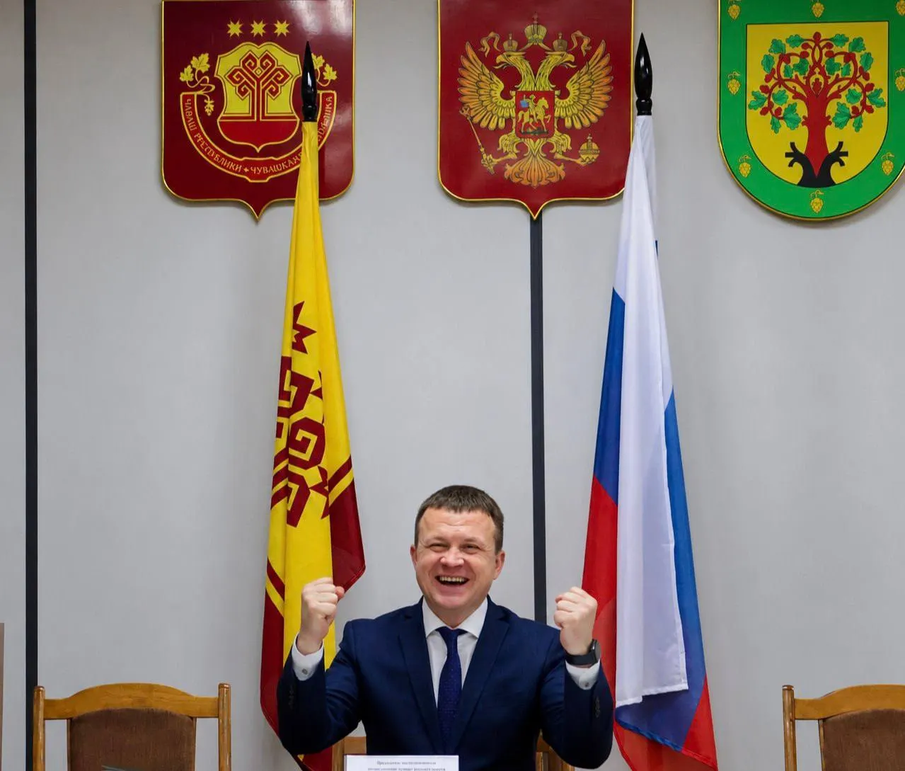 Цивильский район возглавил Владимир Глухов — сын экс-руководителя Батыревского района. Депутаты избрали его среди двух кандидатов; до назначения он занимал пост заместителя главы района, а с конца июля — временно исполняющего обязанности.