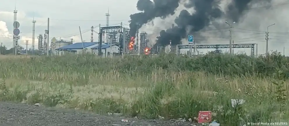 Переработка нефти в РФ снизилась примерно на треть; в июле продолжились удары по НПЗ и трубопроводной инфраструктуре, угрожающие экспорту.