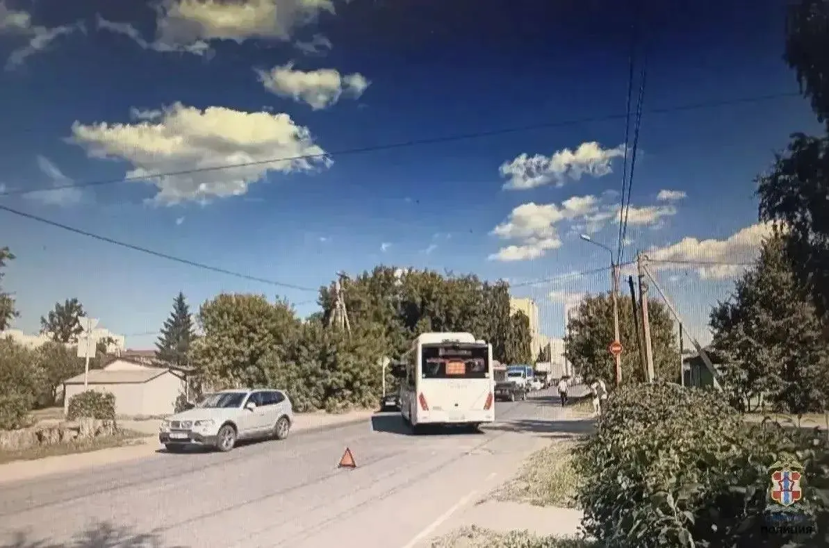 В Омске на нерегулируемом перекрёстке произошло столкновение между легковым автомобилем и пассажирским автобусом; госпитализирована 58‑летняя женщина, проводится расследование.