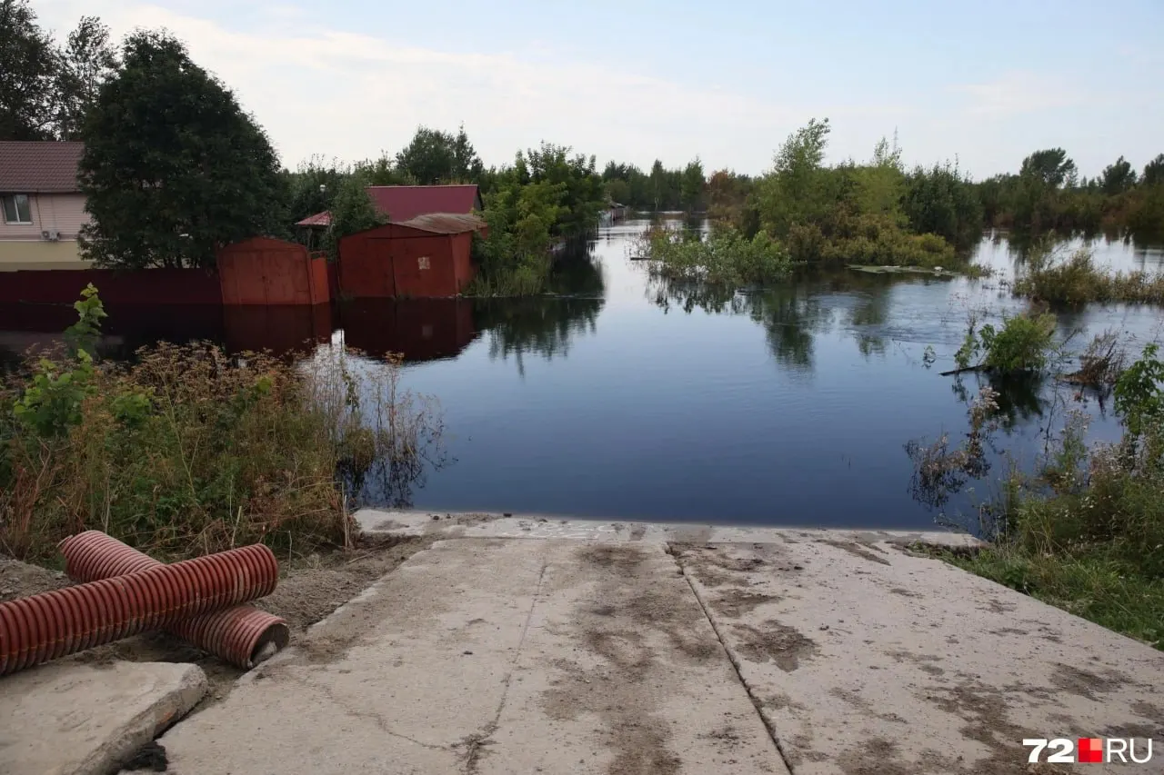 На одной из улиц Тюмени дома наполовину скрыты водой: пройти пешком и проехать на легковом автомобиле невозможно. Полиция патрулирует на лодках и оказывает помощь, но массовой эвакуации нет.