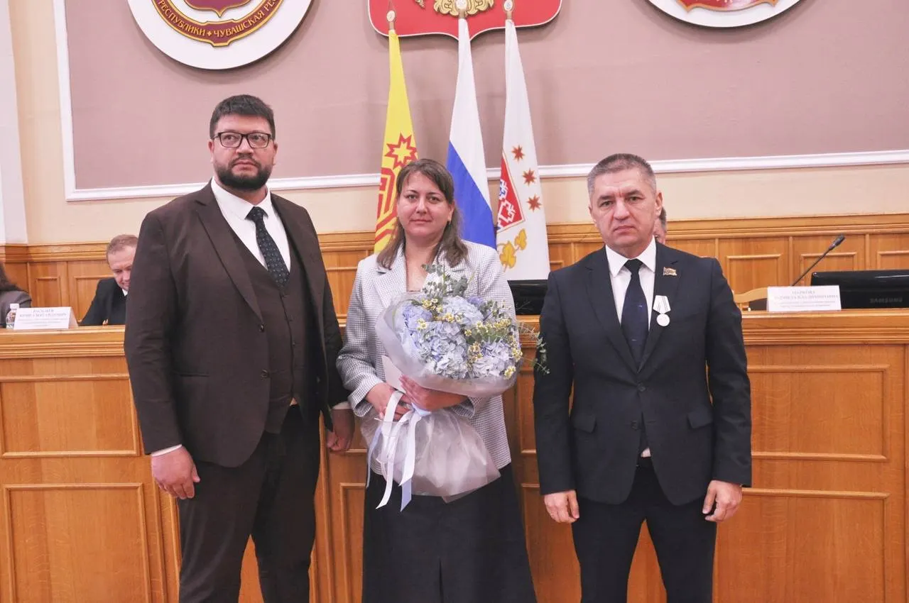 Бывшему главе города Владимиру Доброхотову вручена городская медаль за вклад в развитие Чебоксар; материал охватывает карьеру политика и общественную реакцию на городские проблемы.