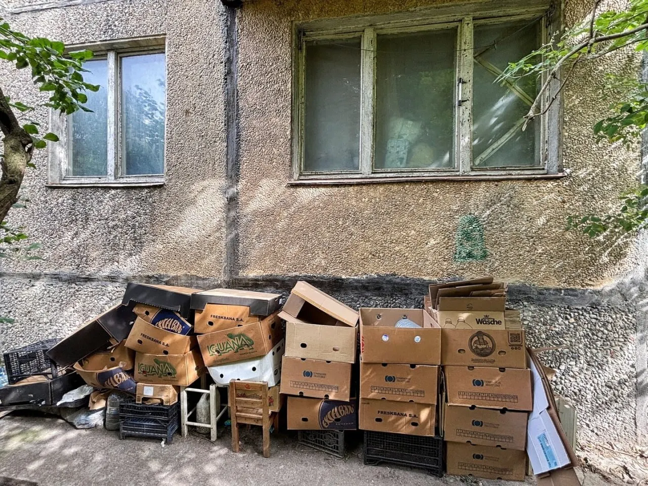 Квартиру на Минской превратили в склад вещей: владелец прячет ненужное подальше, чтобы не дать жильцам войти. Протечка воды лишила дом горячей воды, а проход к квартире затруднен из‑за завала.