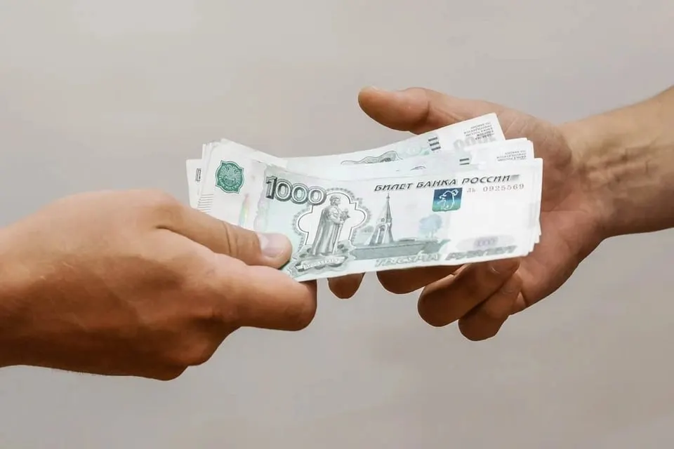 Законопроект предусматривает ежегодные выплаты к началу учебного года: 31,3 тыс. ₽ на ребенка, 47 тыс. ₽ для малоимущих и 54,9 тыс. ₽ — для семей с детьми-инвалидами, выплаты через Социальный фонд за счет федерального бюджета.