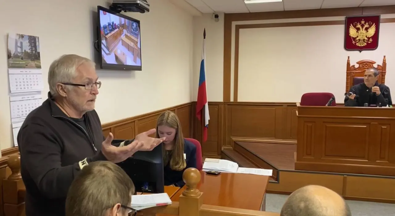 Депутат Яблока заявил, что ЛДПР путает информирование с агитацией и не приводит доказательств нарушений; представители партии критикуют обвинения и отмечают противоречия в позиции истца.
