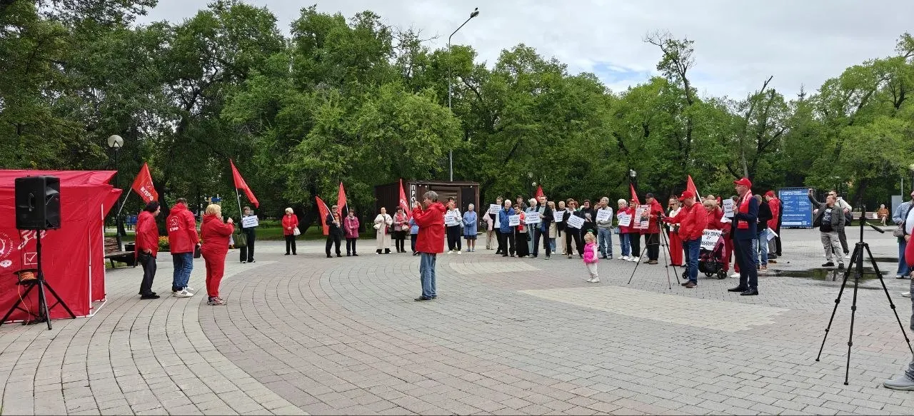 Митинг в Тюмени поддержал блогера-коммуниста, оштрафованного за участие в выборах; около ста человек собрались на акции, полиция следила за ходом событий.
