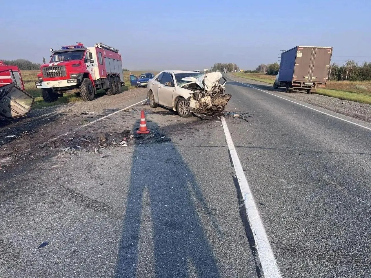 В условиях тумана на трассе столкнулись два автомобиля: погибли водитель и пассажир, еще три человека получили травмы.
