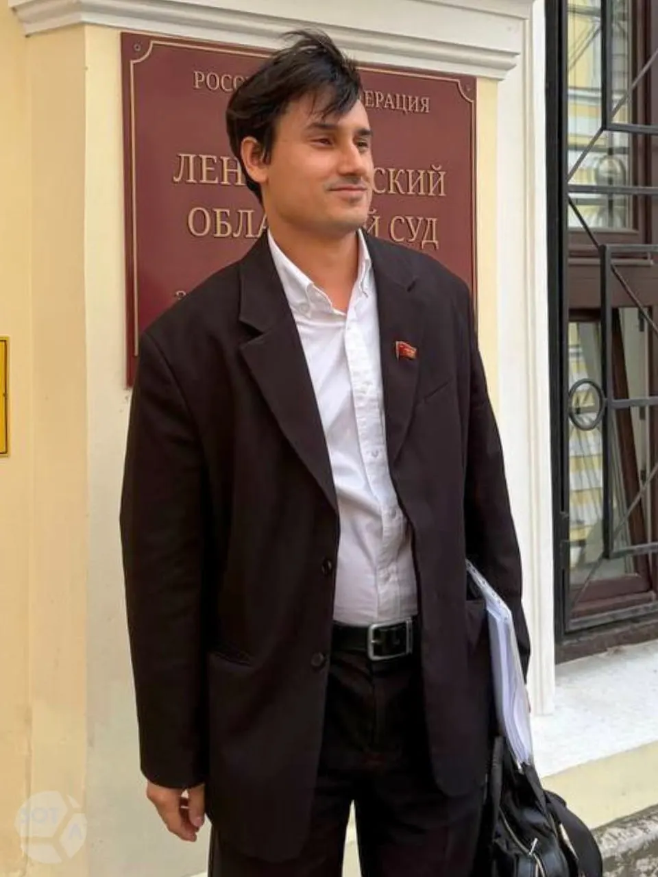 Ленинградский областной суд отказал депутату КПРФ в иске к избирательной комиссии региона; основанием стал административный арест за публикации, сочтённые экстремистскими, и спор по применению закона.