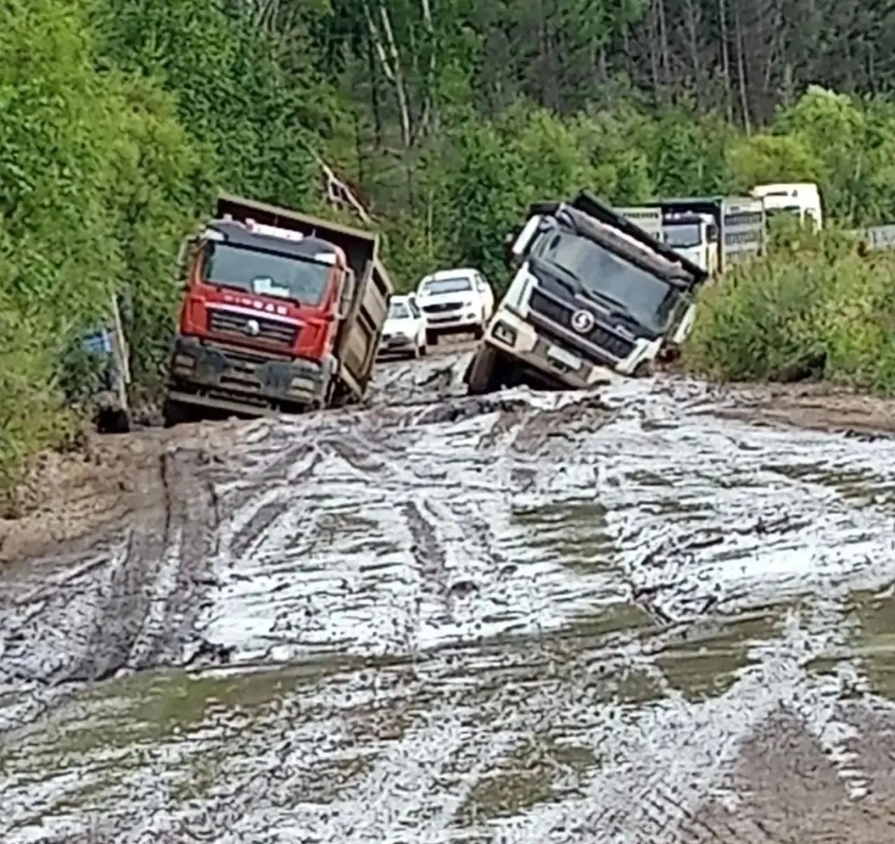 Жители района жалуются на разрушенную дорогу из-за движения тяжёлых грузовиков; почтовая и пенсионная доставка задерживается, требуют срочного ремонта.