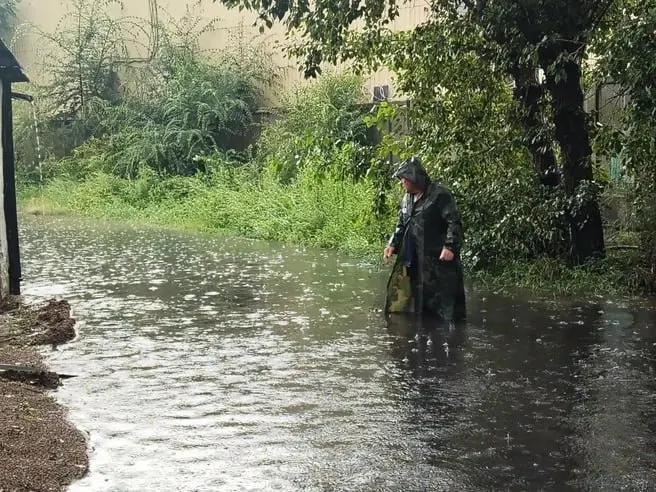 После ливней дворы на улице Вокзальная оказались в воде: жильцы, в основном пенсионеры, за свой счёт заказывают откачку по 5 тысяч за машину, власти обещают начать работы сегодня.