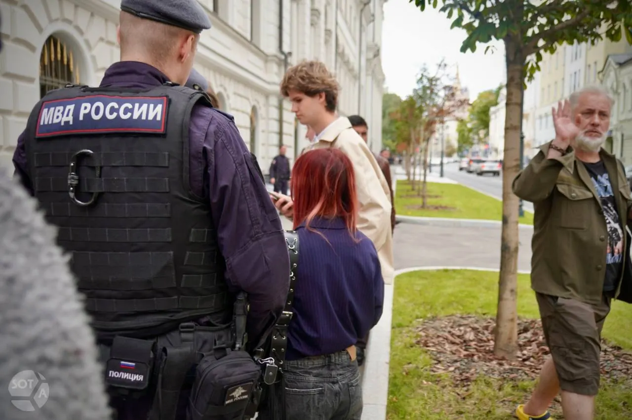 Свидетельница рассказала о задержании возле здания суда и поведении сотрудников: паспорт с кофейным пятном и описание инцидентов с двумя другими задержанными, а также изъятие телефонов.