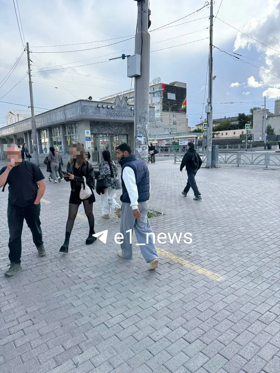 Группа из трёх злоумышленников применяет отвлекающие манёвры, чтобы вытащить телефоны у прохожих; инцидент произошёл возле цирка.