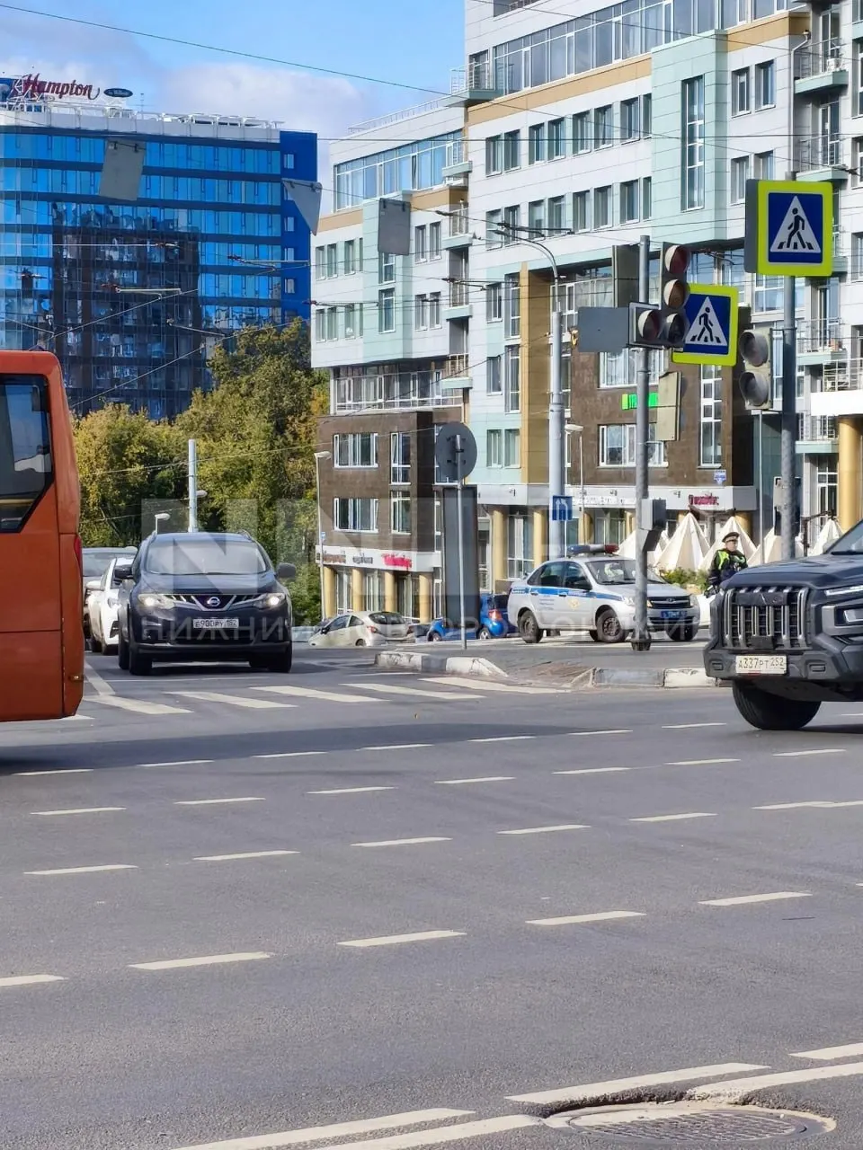 Полиция и ДПС дежурят на основных перекрёстках и площадях города, особенно у зоны Стрелки.