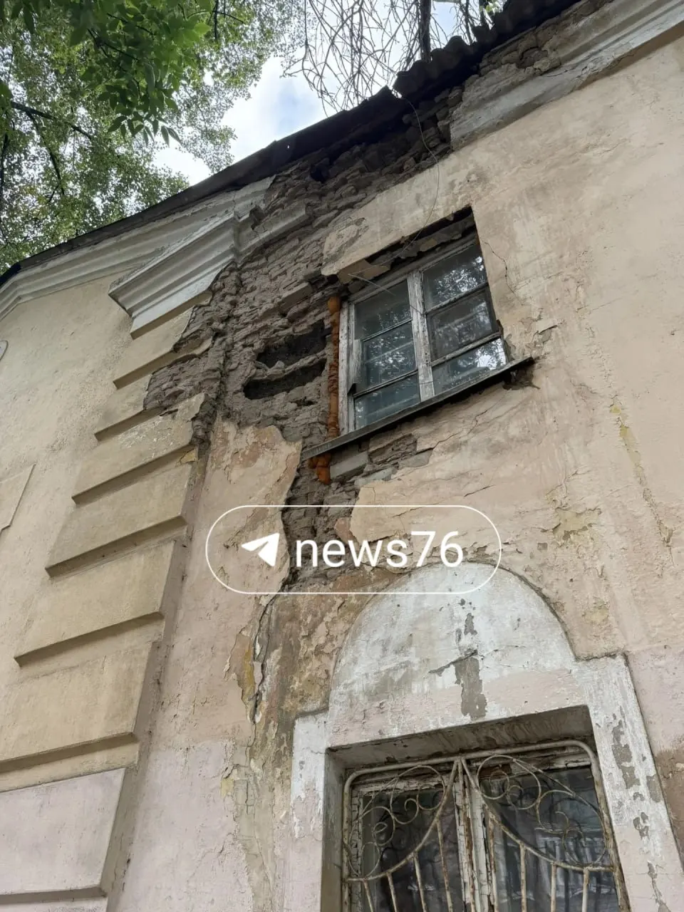 Дом признан аварийным и расселен, участок вокруг огорожен для безопасности; территория вокруг дома будет застроена в рамках новой застройки.