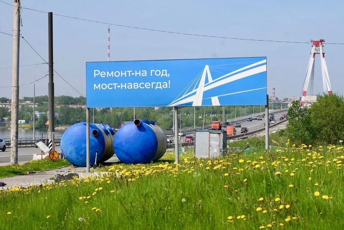 У Октябрьского моста разместили баннер о ремонте на год; сроки и цели проекта вызывают вопросы местных жителей.