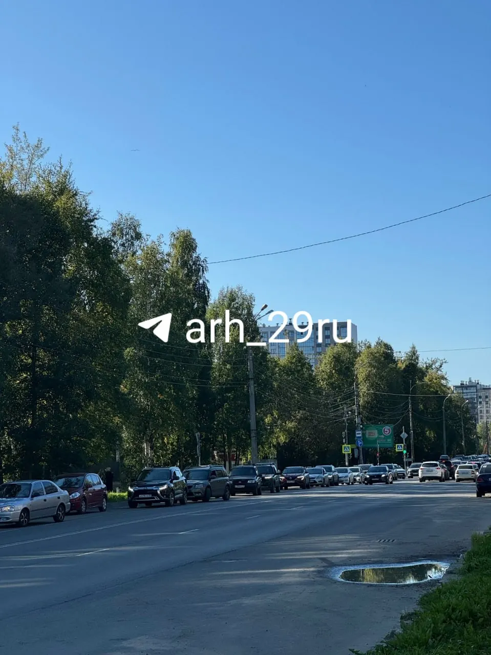На заправке на Обводном наблюдается длинная очередь. Все виды топлива доступны, автомобили выстраиваются вдоль кольца на Выучейского.