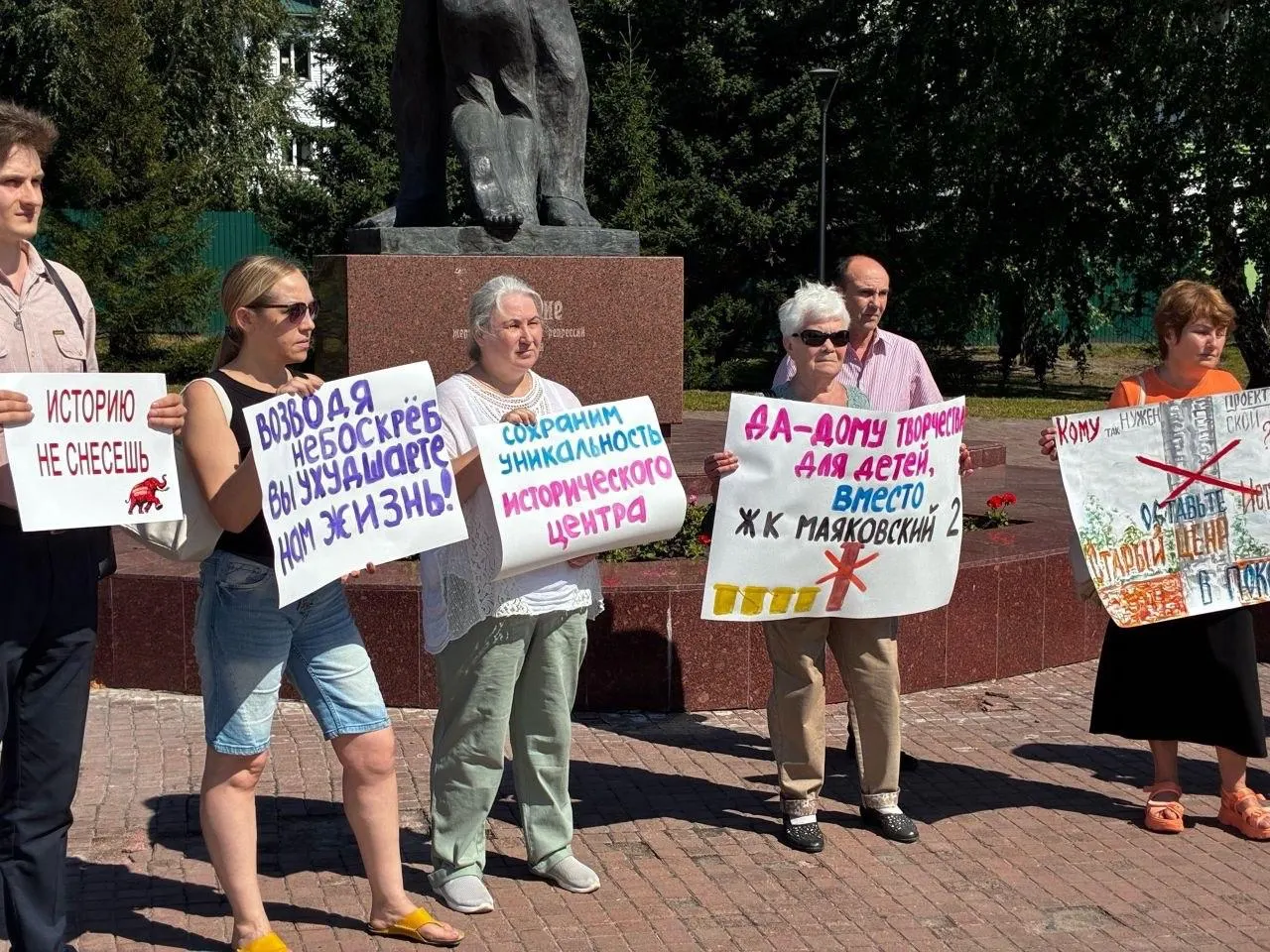 Горожане выступили против точечной застройки и возможного сноса исторических зданий у Нового рынка; обсуждается возведение 25-этажного дома «Маяковский-2», его влияние на освещение, парковку и инфраструктуру; также обсуждалась судьба здания ЦНТИ и сохранение культурной ценности города.