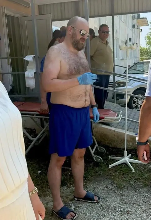 Александр Шишкин, анестезиолог-реаниматолог, оказал первую помощь раненым после удара БПЛА и был награждён медалью за мужество и отвагу.