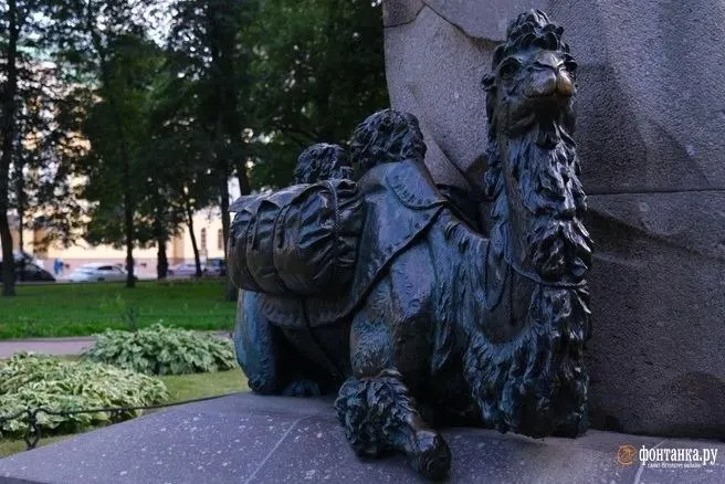 Вблизи памятника путешественнику Пржевальскому внедрена система оповещения, призывающая не трогать скульптуру и предупреждающая об ответственности за повреждения.